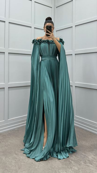 Mint Yeşili Göğsü Ve Omuzları Gül Detay Tüylü Pliseli Elbise