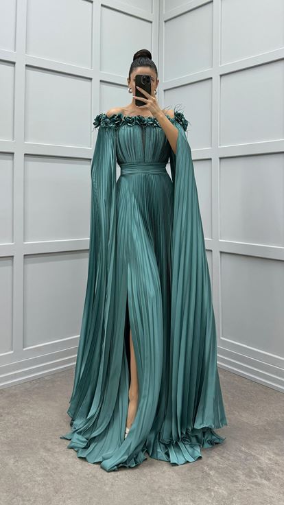 Mint Yeşili Göğsü Ve Omuzları Gül Detay Tüylü Pliseli Elbise