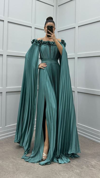 Mint Yeşili Göğsü Ve Omuzları Gül Detay Tüylü Pliseli Elbise