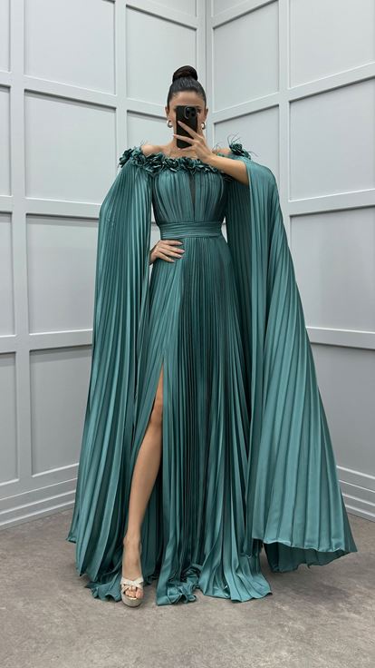 Mint Yeşili Göğsü Ve Omuzları Gül Detay Tüylü Pliseli Elbise