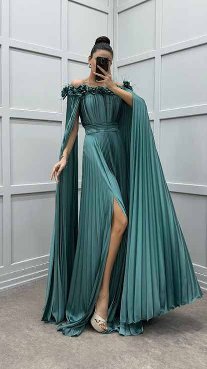 Mint Yeşili Göğsü Ve Omuzları Gül Detay Tüylü Pliseli Elbise