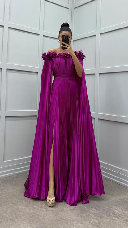 Fuşya Göğsü Ve Omuzları Gül Detay Tüylü Pliseli Elbise