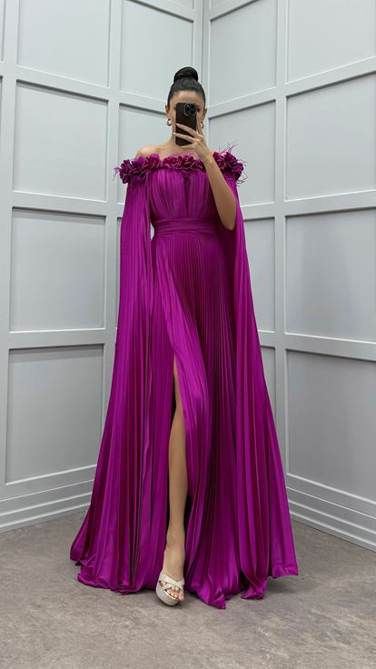 Fuşya Göğsü Ve Omuzları Gül Detay Tüylü Pliseli Elbise