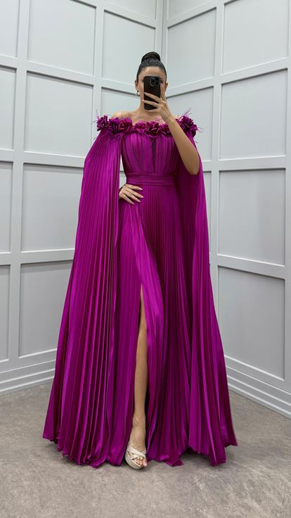 Fuşya Göğsü Ve Omuzları Gül Detay Tüylü Pliseli Elbise