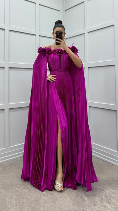 Fuşya Göğsü Ve Omuzları Gül Detay Tüylü Pliseli Elbise