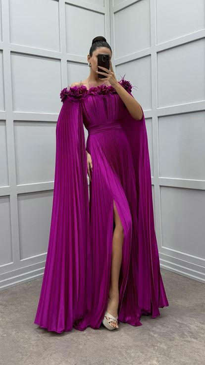 Fuşya Göğsü Ve Omuzları Gül Detay Tüylü Pliseli Elbise