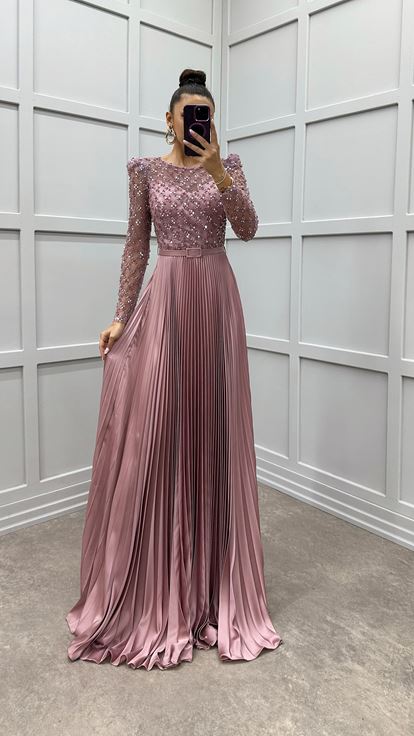 فستان بتصميم مطوي باللون الوردي الفاتح مع صدر وأكمام مطرزة