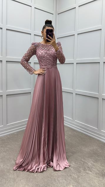 Vestido de diseño plisado con pecho empolvado y mangas bordadas