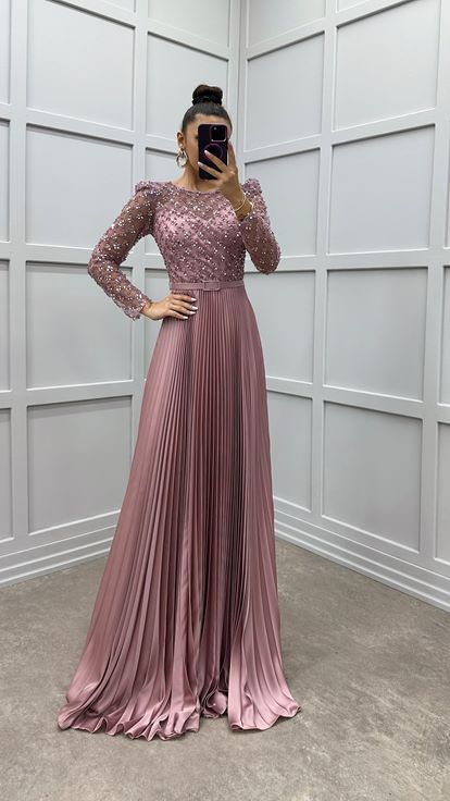 فستان بتصميم مطوي باللون الوردي الفاتح مع صدر وأكمام مطرزة