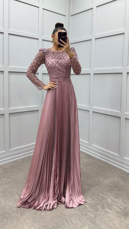 فستان بتصميم مطوي باللون الوردي الفاتح مع صدر وأكمام مطرزة