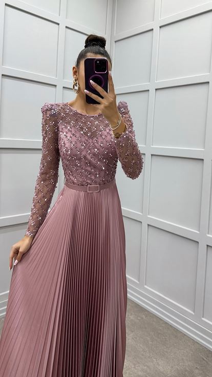 فستان بتصميم مطوي باللون الوردي الفاتح مع صدر وأكمام مطرزة