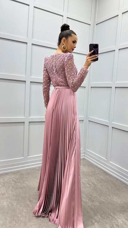 فستان بتصميم مطوي باللون الوردي الفاتح مع صدر وأكمام مطرزة