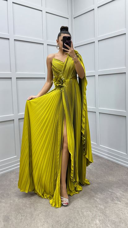 Robe plissée à détails transparents à une épaule