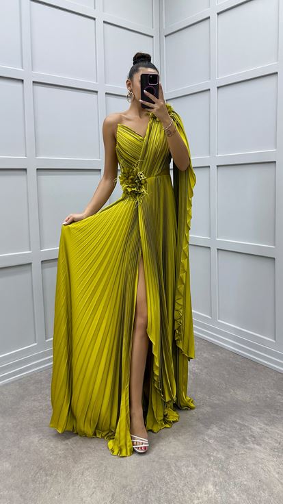 Robe plissée à détails transparents à une épaule