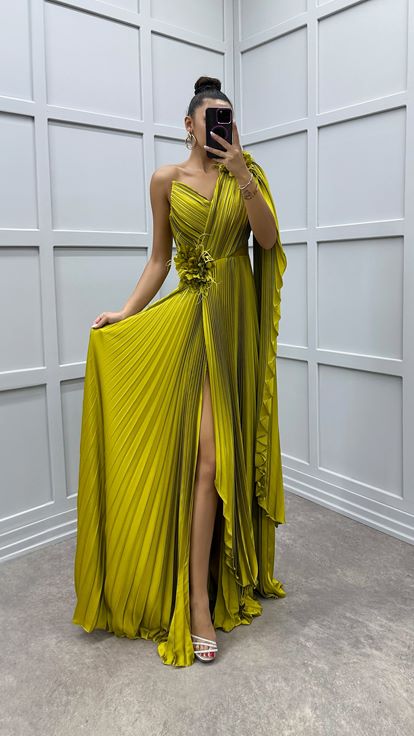 Robe plissée à détails transparents à une épaule