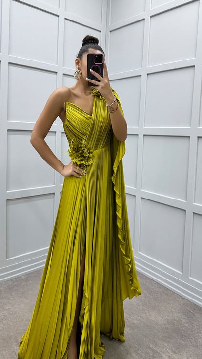 Robe plissée à détails transparents à une épaule