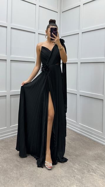 Schwarzes, einschultriges, plissiertes Kleid mit transparenten Details
