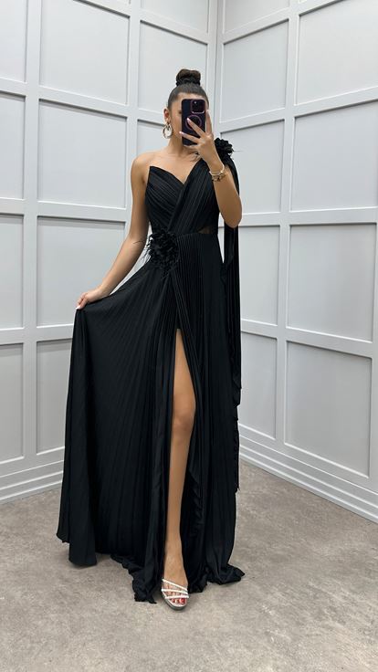 Robe plissée noire à une épaule avec détail transparent