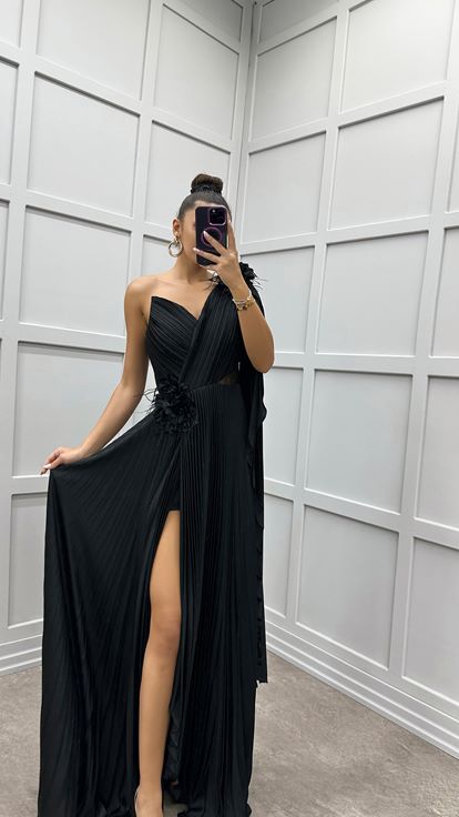 Robe plissée noire à une épaule avec détail transparent
