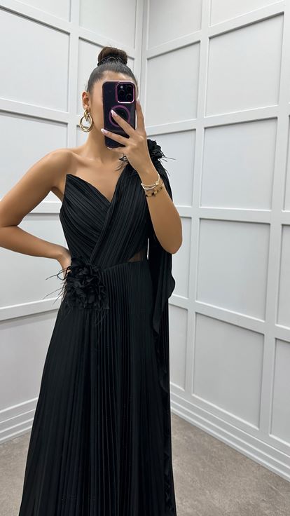 Robe plissée noire à une épaule avec détail transparent