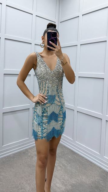 Blaues Kleid mit besonderem Design und Quastendetail