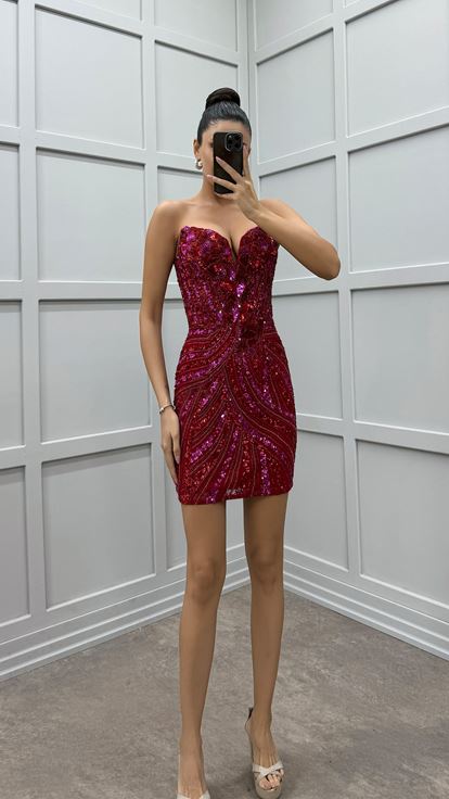 Vestido de diseño personalizado con detalle de bordado rojo