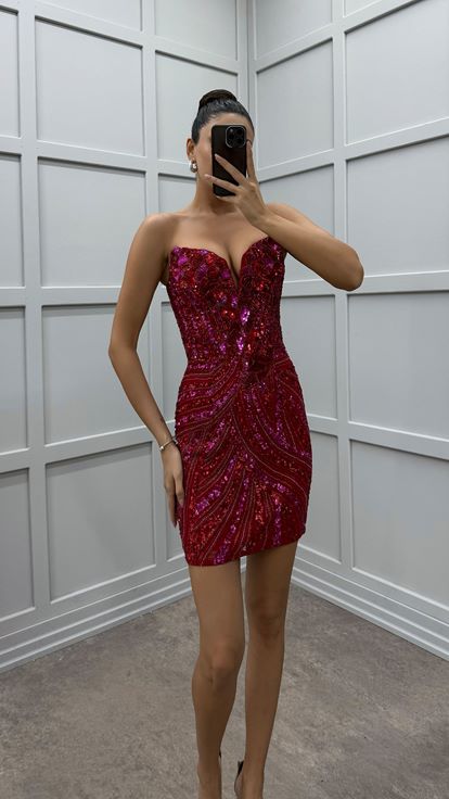 Vestido de diseño personalizado con detalle de bordado rojo