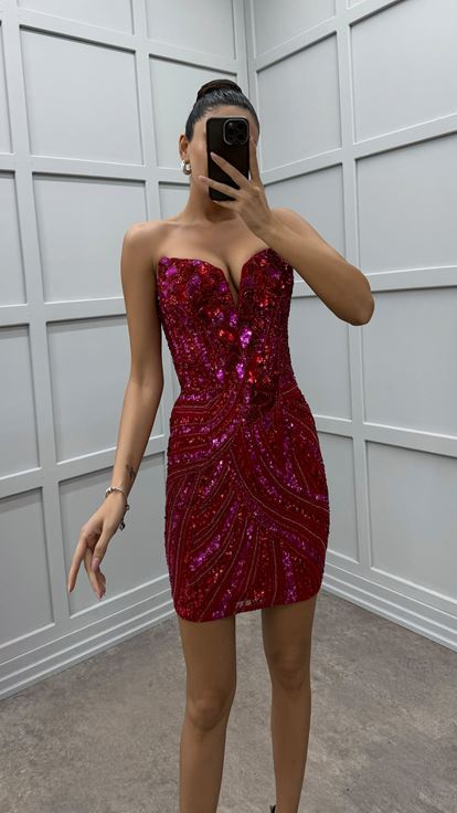 Vestido de diseño personalizado con detalle de bordado rojo