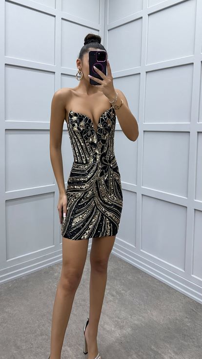 Vestido de diseño personalizado con detalle de bordado negro