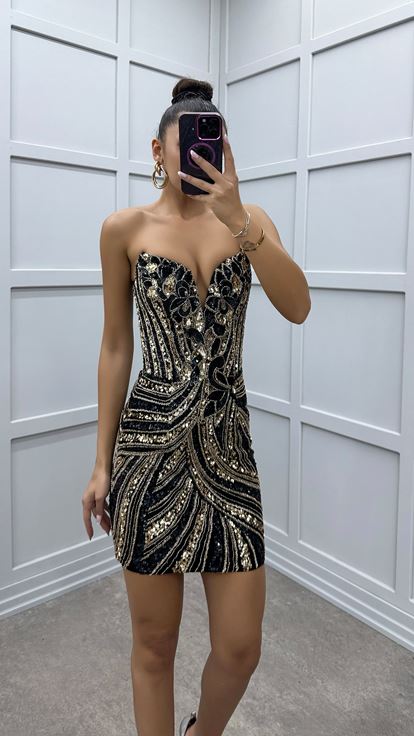 Vestido de diseño personalizado con detalle de bordado negro