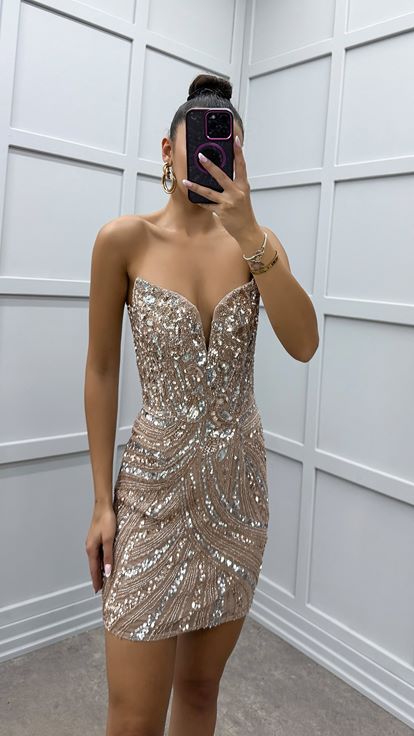 Vestido de diseño personalizado con detalle de bordado beige