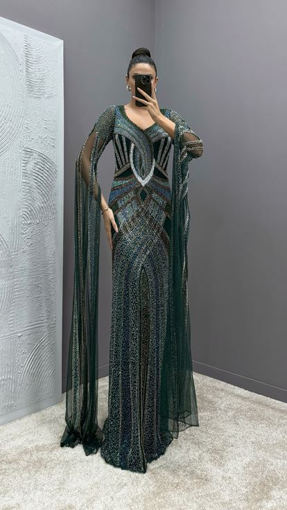 فستان سهرة مطرز بتصميم خاص شفاف بأكمام خضراء زمردية