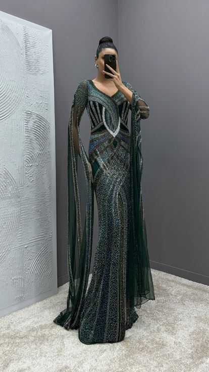 فستان سهرة مطرز بتصميم خاص شفاف بأكمام خضراء زمردية