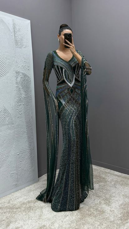 فستان سهرة مطرز بتصميم خاص شفاف بأكمام خضراء زمردية