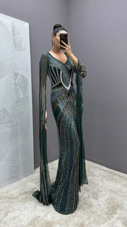 فستان سهرة مطرز بتصميم خاص شفاف بأكمام خضراء زمردية