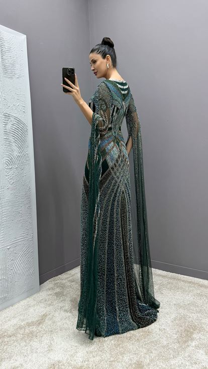 فستان سهرة مطرز بتصميم خاص شفاف بأكمام خضراء زمردية