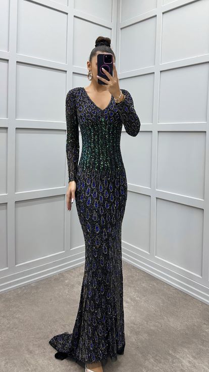 Abito da sera su misura color antracite con scollo a V e dettagli ricamati 