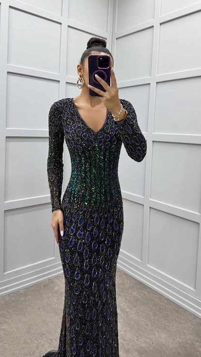 Abito da sera su misura color antracite con scollo a V e dettagli ricamati 