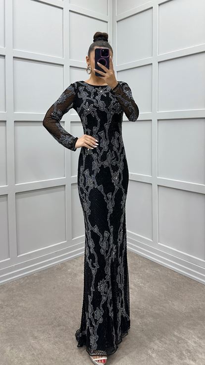 فستان سهرة مصمم خصيصاً بتفاصيل مطرزة باللون الأسود