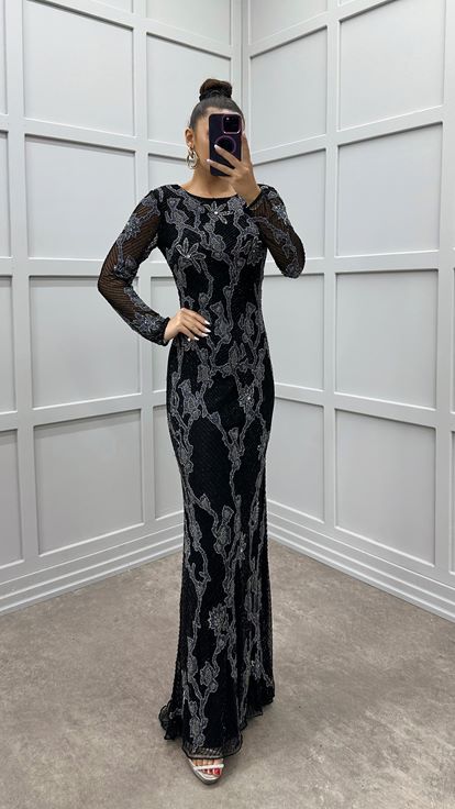 فستان سهرة مصمم خصيصاً بتفاصيل مطرزة باللون الأسود