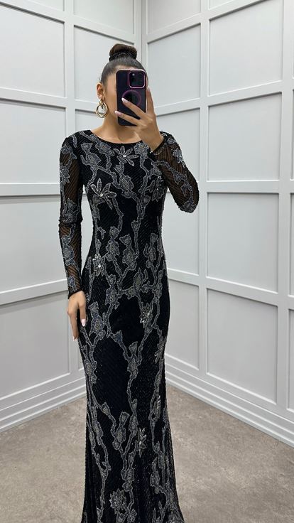 فستان سهرة مصمم خصيصاً بتفاصيل مطرزة باللون الأسود