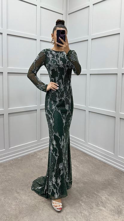 فستان سهرة بتصميم مميز وتطريز أخضر فاخر