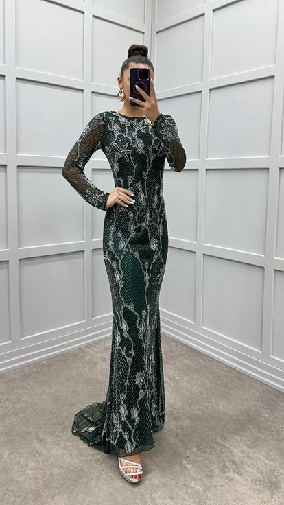 فستان سهرة بتصميم مميز وتطريز أخضر فاخر