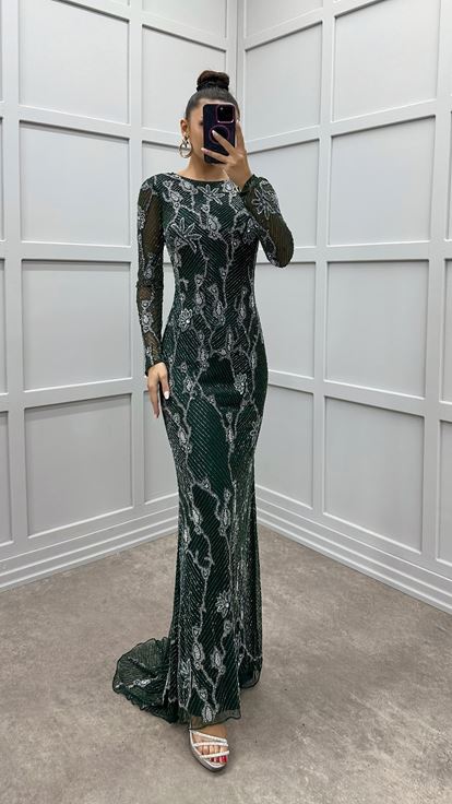 فستان سهرة بتصميم مميز وتطريز أخضر فاخر