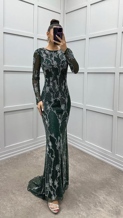 فستان سهرة بتصميم مميز وتطريز أخضر فاخر