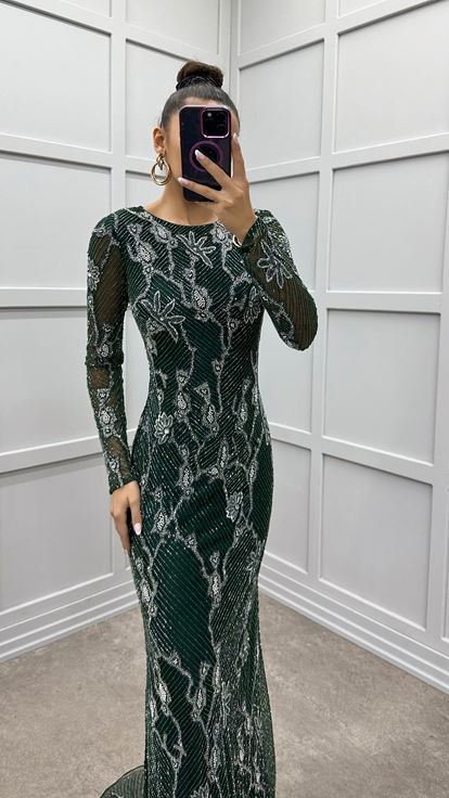 فستان سهرة بتصميم مميز وتطريز أخضر فاخر