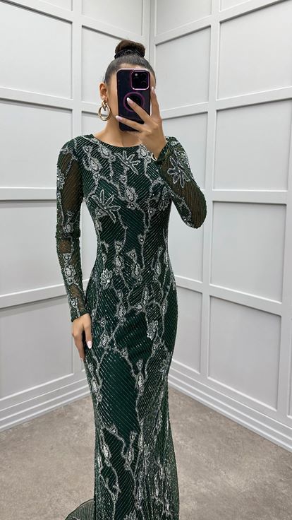 فستان سهرة بتصميم مميز وتطريز أخضر فاخر