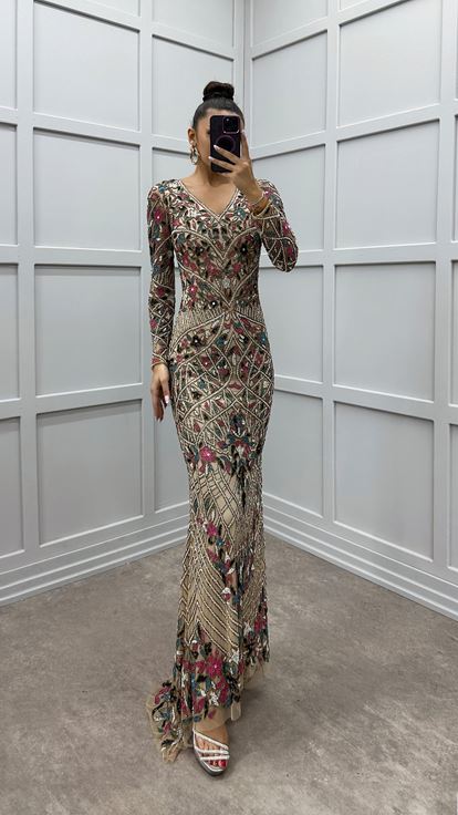 Pembe V Yaka İşleme Detay Özel Tasarım Abiye Elbise