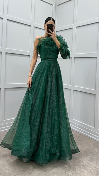 Robe de soirée émeraude à une manche et buste à volants