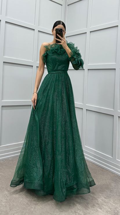 Robe de soirée émeraude à une manche et buste à volants